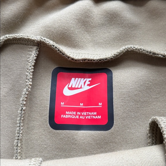 Sale $40 Nike tech fleece size medium slim fit tapered leg,  Camouflage nwt - Picture 3 of 16